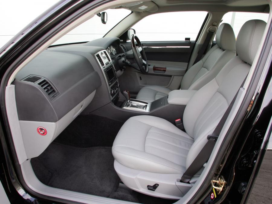  Chrysler 300C 2007 года  (UK) (фото 16 из 24)